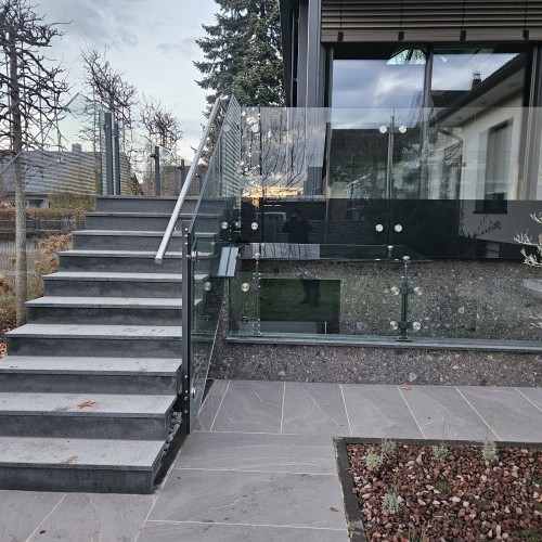 Geländer aus Glas und Stahl